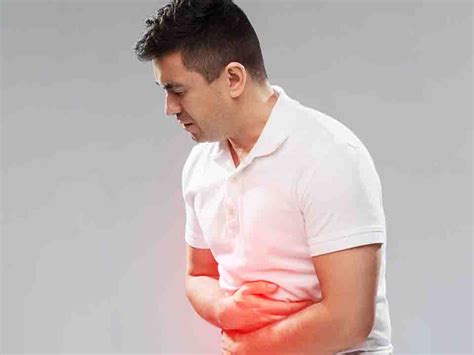 反流性食管炎有啥症状，胃灼热感／胸部疼痛／嗳气